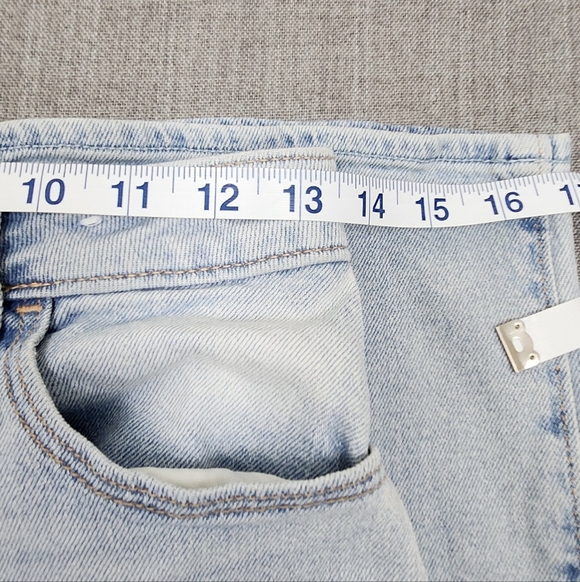 Hollister Curvy Ultra High-Rise Dad Jean Vintage Stretch. 27 - Picture 8 of 11